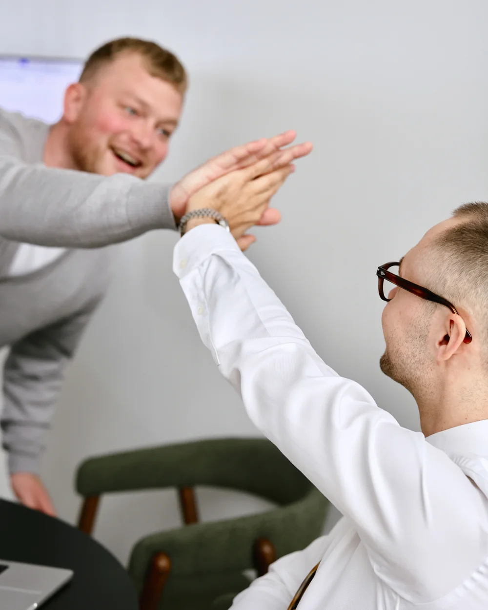 Malthe og Oliver giver hinanden high five på kontoret